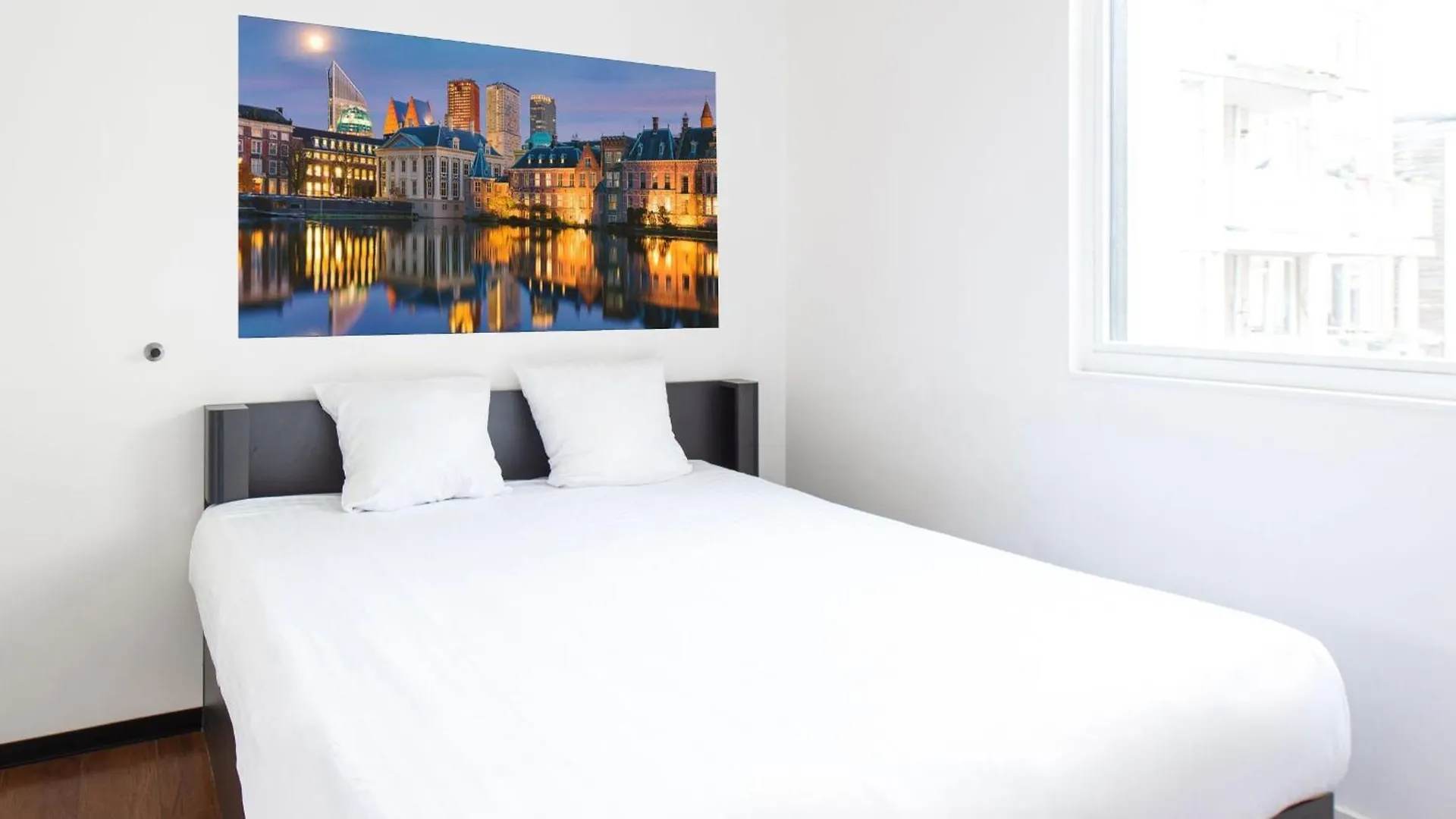 Easyhotel The Hague City Centre 2*,