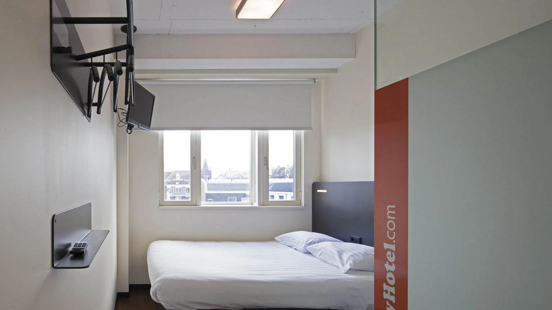Easyhotel The Hague City Centre 2*,